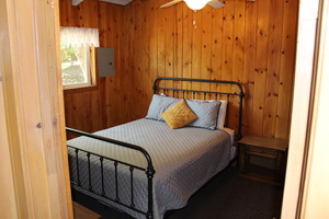 Lakefront 2 Bedroom Cabin 8 Photo 4