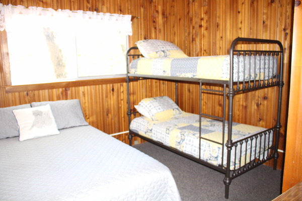 Lakeview 2 Bedroom Cabin 8 Photo 5